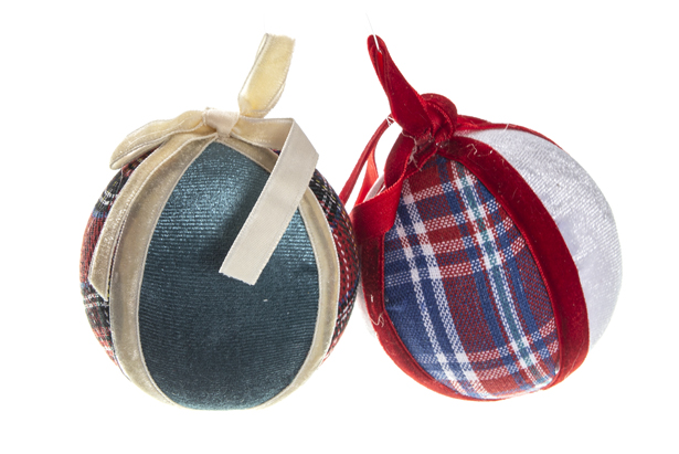 Boule de Noël à carreaux bleus et pompons assortis 80 mm
