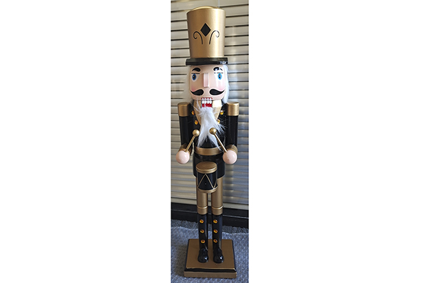 Cascanueces negro de madera con baquetas 55 cm