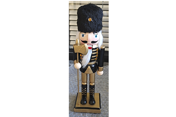 Cascanueces negro de madera con palo 25 cm
