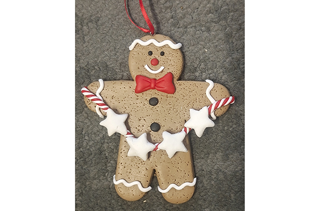 Pendentif biscuit en pain d'épices avec étoiles 8 cm