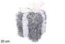 Paquet cadeau en polystyrène décoré de guirlande argentée avec noeud blanc 20 cm