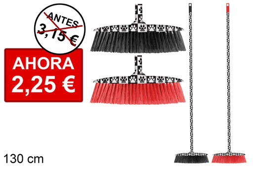 [114773] Escoba ovalada con palo decorado huella ajedrez 130cm