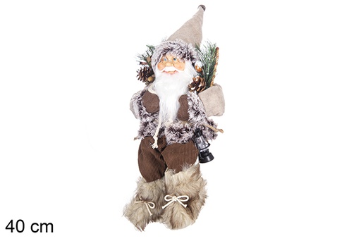 [117484] PAPA NOEL SENTADO MARRÓN CON SACO, RAQUETAS Y LINTERNA 40 CM  